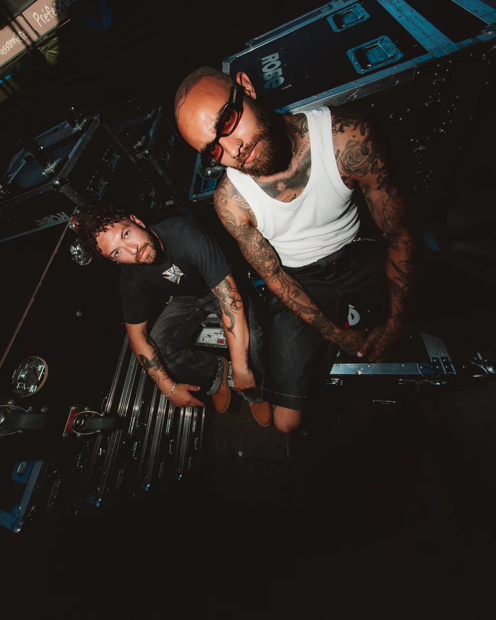 Cesar et Christopher François en backstage, assis sur des flight cases
